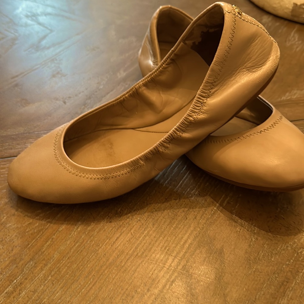 8.5 Cole Haan Ballet flats! Beautiful classic! If you love teaks, you will love